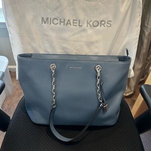 Beautiful Michael Kors pebbled leather laptop case.